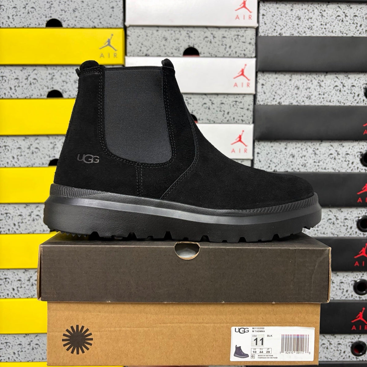 UGG Chelsea Boot – Suede Pull-On Ankle Boot with Black UGGplush Lining, Tonal Elastic Gusset & UGG Radial Outsole in Black